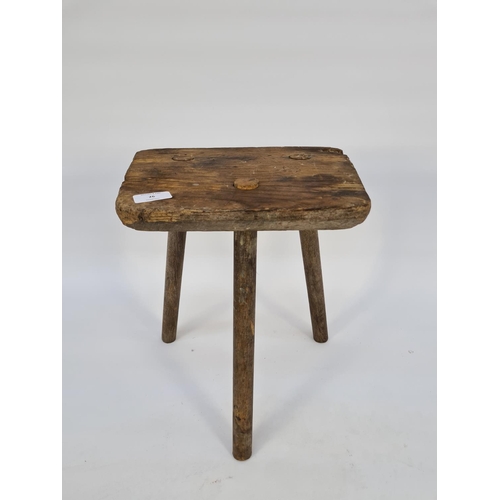 31 - A LATE 18TH/EARLY 19TH CENTURY ENGLISH ASH AND ELM THREE LEGGED CUTLERS STOOL - MEASURING APPROX. HE... 