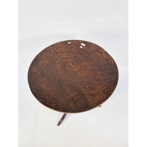 50 - A GEORGIAN OAK TILT TOP TABLE ON TRIPOD BASE - MEASURING APPROX. HEIGHT 67.5CM AND DIAMETER 64.5CM