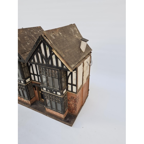 71 - AN EARLY TO MID 20TH CENTURY SCRATCH BUILT WOODEN TUDOR DOLL'S HOUSE WITH FOUR ROOMS, TWO HALLWAYS A... 