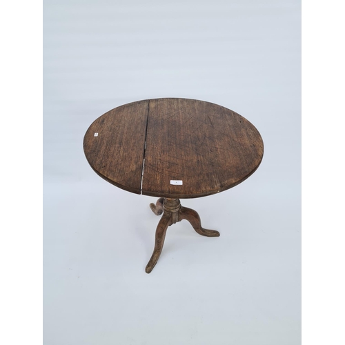 34 - A GEORGIAN OAK TILT TOP TABLE ON TRIPOD SUPPORTS - MEASURING APPROX. HEIGHT 64.5CM AND TABLE TOP DIA... 