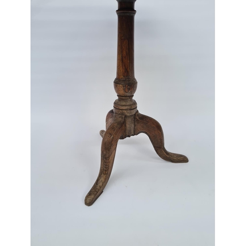 34 - A GEORGIAN OAK TILT TOP TABLE ON TRIPOD SUPPORTS - MEASURING APPROX. HEIGHT 64.5CM AND TABLE TOP DIA... 