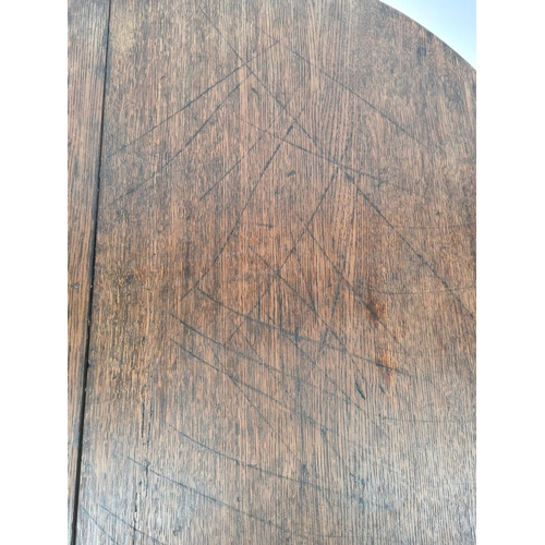 34 - A GEORGIAN OAK TILT TOP TABLE ON TRIPOD SUPPORTS - MEASURING APPROX. HEIGHT 64.5CM AND TABLE TOP DIA... 