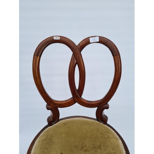 48 - AN UNUSUAL FRENCH PROVINCIAL MAHOGANY FRAMED OVAL PRETZEL BACK CIRCULAR SEATED DINING CHAIR - MEASUR... 