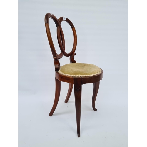 48 - AN UNUSUAL FRENCH PROVINCIAL MAHOGANY FRAMED OVAL PRETZEL BACK CIRCULAR SEATED DINING CHAIR - MEASUR... 