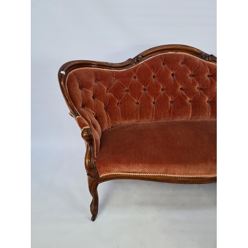 45 - A VICTORIAN CARVED MAHOGANY TWO PIECE PARLOUR SUITE COMPRISING PINK UPHOLSTERED BUTTON BACKED SOFA O... 