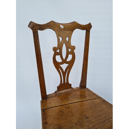 38 - A PAIR OF LATE 18TH CENTURY HEPPLEWHITE STYLE OAK COUNTRY COTTAGE DINING CHAIRS WITH LOWER STRETCHER... 