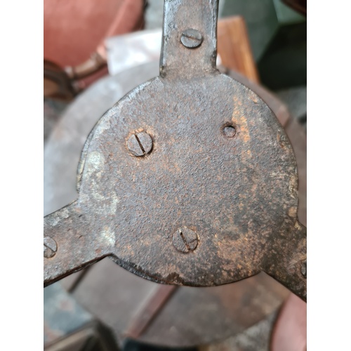 50 - A GEORGIAN OAK TILT TOP TABLE ON TRIPOD BASE - MEASURING APPROX. HEIGHT 67.5CM AND DIAMETER 64.5CM