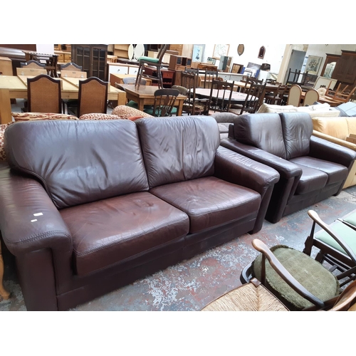 770 - A GOOD QUALITY KLAUSSNER FURNITURE BROWN LEATHER UPHOLSTERED THREE SEATER SOFA TOGETHER WITH A MATCH... 