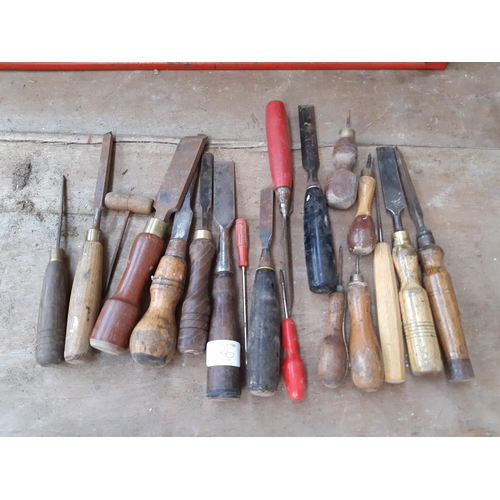 386 - A LARGE SELECTION OF GOOD QUAILITY WOOD CHISELS