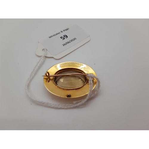 59 - A HALLMARKED 18CT GOLD OVAL LADIES BROOCH WITH INSET GLASS EFFECT STONE - TOTAL WEIGHT 8 GRAMS