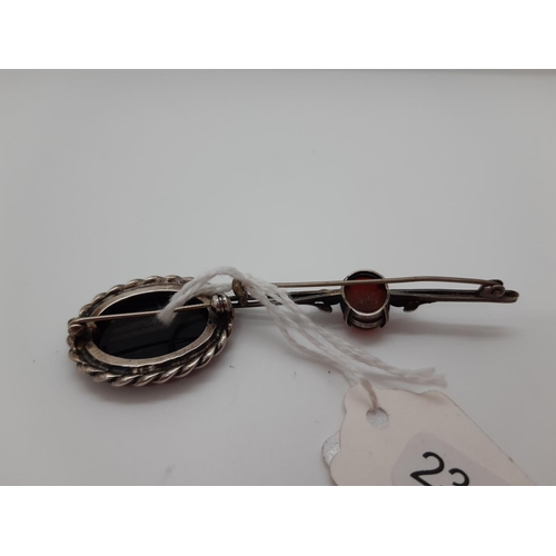 61 - TWO ITEMS TO INCLUDE A HALLMARKED ENGLISH SILVER LADIES BROOCH WITH TWISTED ROPE BORDER AND INSET WH... 