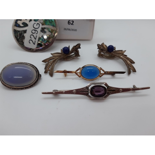 62 - A COLLECTION OF FIVE LADIES BROOCHES TO INCLUDE A HALLMARKED STERLING SILVER MEXICAN CIRCULAR BROOCH... 