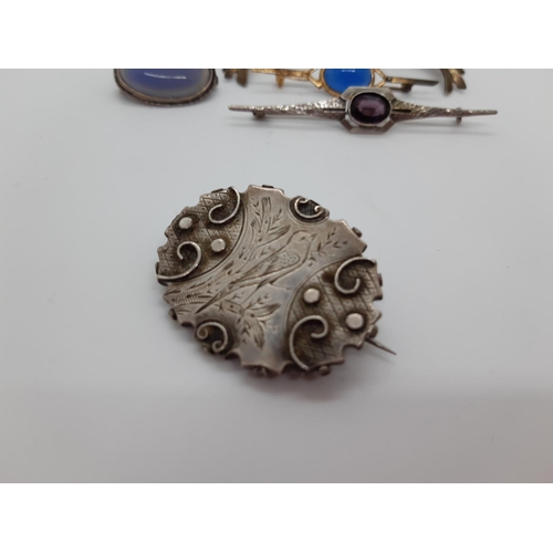 62 - A COLLECTION OF FIVE LADIES BROOCHES TO INCLUDE A HALLMARKED STERLING SILVER MEXICAN CIRCULAR BROOCH... 