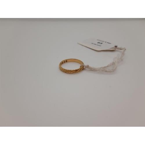 63 - A HALLMARKED LONDON 18CT GOLD WEDDING BAND WITH ROPE DESIGN DATED 1968 - TOTAL WEIGHT 3 GRAMS - SIZE... 