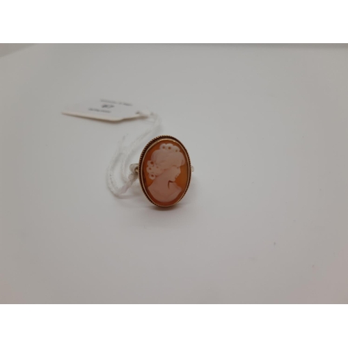 67 - A HALLMARKED 9CT GOLD LADIES RING WITH INSET HAND CARVED PORTRAIT CAMEO - TOTAL WEIGHT 3 GRAMS