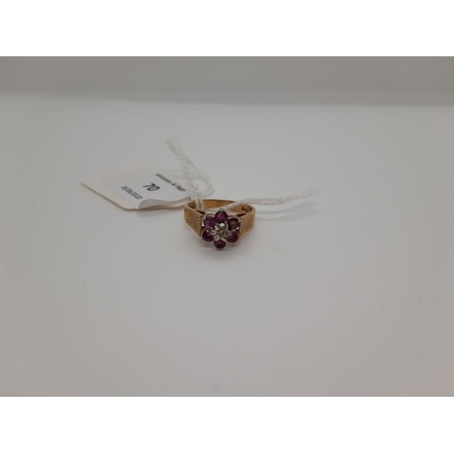 70 - A HALLMARKED 9CT GOLD LADIES RING WITH ENGINE TURNED DESIGN, SIX INSET GARNETS IN THE SHAPE OF FLOWE... 