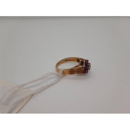 70 - A HALLMARKED 9CT GOLD LADIES RING WITH ENGINE TURNED DESIGN, SIX INSET GARNETS IN THE SHAPE OF FLOWE... 