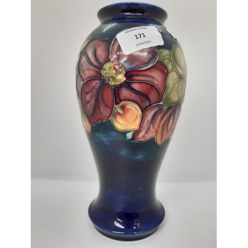 171 - A LARGE EARLY WALTER MOORCROFT TUBE LINED GLAZED VASE IN THE ANEMONE PATTERN CIRCA 1930 - MEASURING ... 