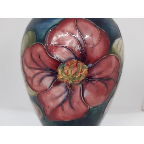 171 - A LARGE EARLY WALTER MOORCROFT TUBE LINED GLAZED VASE IN THE ANEMONE PATTERN CIRCA 1930 - MEASURING ... 