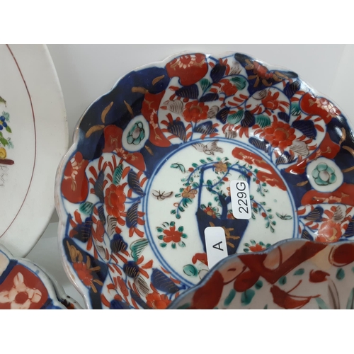 178 - A COLLECTION OF FOUR 19TH CENTURY JAPANESE IMARI PLATES AND BOWLS TOGETHER WITH AN ENGLISH CERAMIC B... 