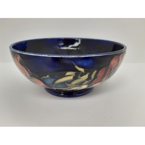 182 - AN 1930S/40S MOORCROFT BLUE GROUND BOWL WITH REPEATED ANEMONE PATTERN - MEASURING APPROX. 16CM IN DI... 