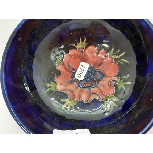 182 - AN 1930S/40S MOORCROFT BLUE GROUND BOWL WITH REPEATED ANEMONE PATTERN - MEASURING APPROX. 16CM IN DI... 