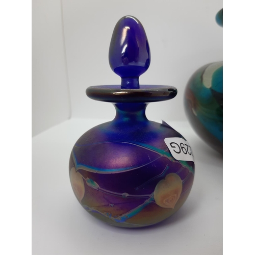 187 - TWO ITEMS TO INCLUDE A MID TO LATE 20TH CENTURY SIGNED MDINA GLASS BULBOUS VASE TOGETHER WITH AN OKR... 