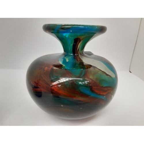 187 - TWO ITEMS TO INCLUDE A MID TO LATE 20TH CENTURY SIGNED MDINA GLASS BULBOUS VASE TOGETHER WITH AN OKR... 