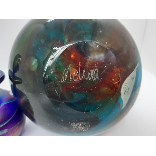 187 - TWO ITEMS TO INCLUDE A MID TO LATE 20TH CENTURY SIGNED MDINA GLASS BULBOUS VASE TOGETHER WITH AN OKR... 