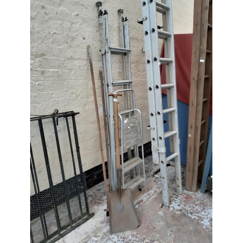 363 - A MIXED LOT TO INCLUDE WOODEN SHAFTED SHOVEL, BLACK & DECKER 3 IN 1 ALUMINIUM WORK LADDER, GARDEN HO... 