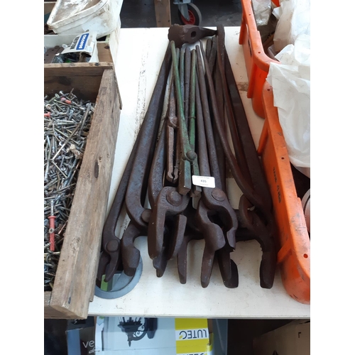 435 - A LARGE SELECTION OF VARIOUS VINTAGE BLACKSMITHS TOOLS