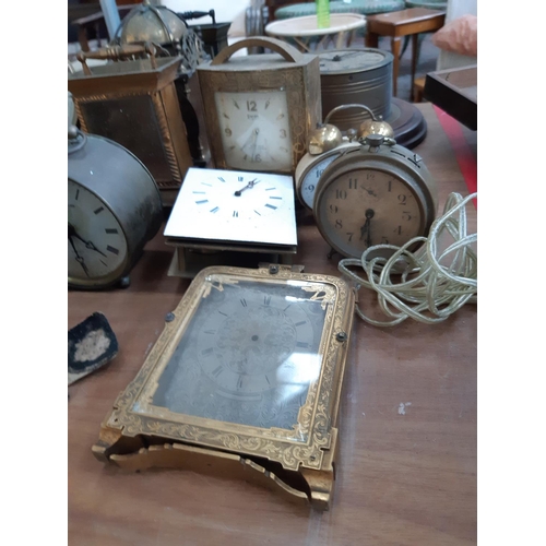 80 - A LARGE COLLECTION OF VARIOUS MANTLE CLOCKS AND CLOCK MOVEMENTS TO INCLUDE SMITHS THIRTY HOUR WIND U... 