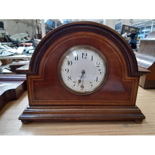 136 - AN EDWARDIAN MAHOGANY NAPOLEON HAT CASED GOLDSMITHS & CO. OF NEWCASTLE MANTLE CLOCK WITH SATINWOOD I... 