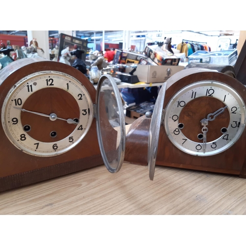 138 - AN ART DECO WALNUT CASED WESTMINSTER CHIME DOME TOPPED MANTLE CLOCK TOGETHER WITH A 1940'S MAHOGANY ... 