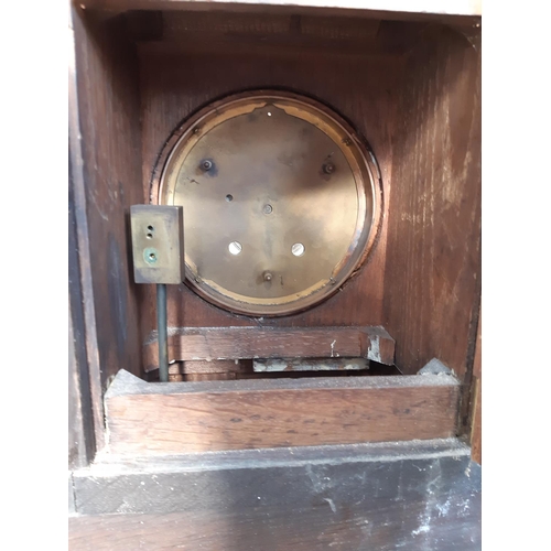 142 - A 19TH CENTURY OAK CASED ARCH TOPPED MANTLE CLOCK