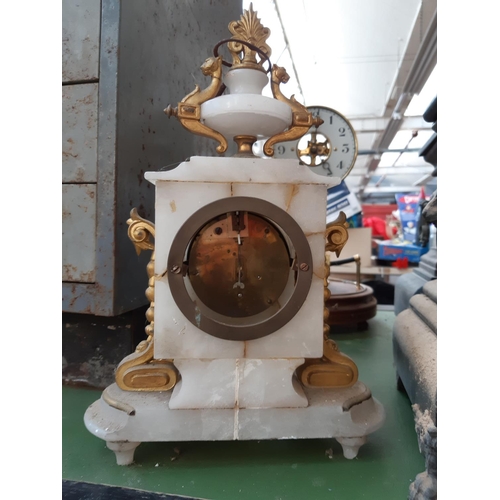 155 - A VINTAGE FRENCH MARBLE EFFECT ONYX MANTLE CLOCK WITH GILT EFFECT SIDES AND TOP