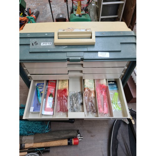 422E - A PLANOS 777S FISHING BOX CONTAINING VARIOUS EQUIPMENT TO INCLUDE LURES, BOOMS, HOOKS ETC.