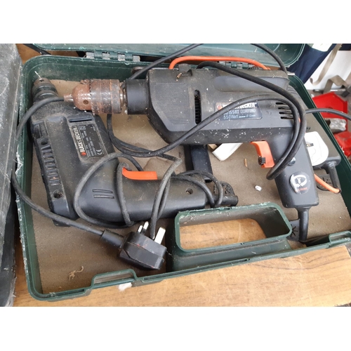 176 - A GREEN PLASTIC CASE CONTAINING THREE BLACK & DECKER MAINS ELECTRIC DRILLS TO INCLUDE BD155RT, BD562... 