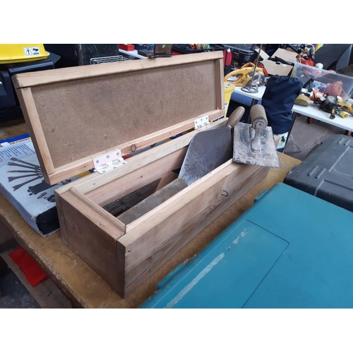 180 - A WOODEN BOX CONTAINING PLASTERERS FLOATS, BRICK TROWEL, POINTING TROWEL, STONE CHISELS ETC.