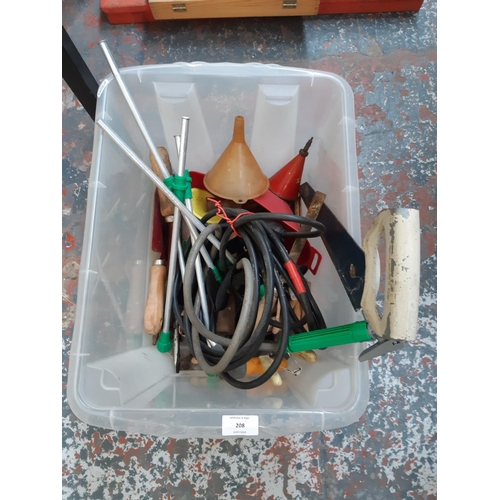 208 - A BOX CONTAINING VARIOUS ITEMS TO INCLUDE ECLIPSE HANDSAW, WOODEN SHAFTED HAMMER, VINTAGE OIL CAN, S... 