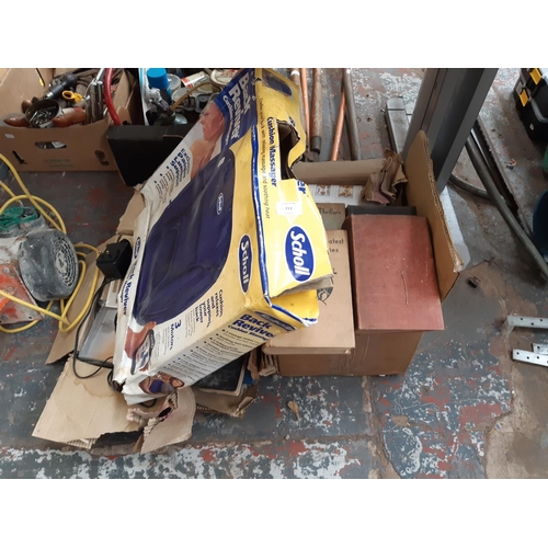 213 - A MIXED LOT TO INCLUDE A BOXED SCHOLL CUSHION MASSAGER, BOOKS, CD'S ETC.