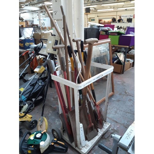 309 - A LARGE QUANTITY OF GARDENING HAND TOOLS TO INCLUDE SHOVELS, RAKE, EDGING SHEARS, HOE, DRAPER EDGING... 