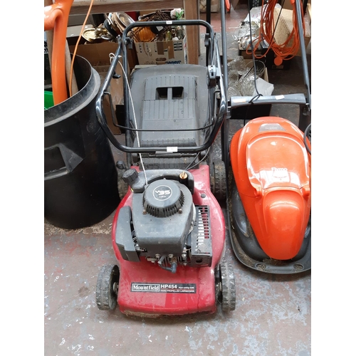 315 - A BLACK AND RED MOUNTFIELD HP454 PETROL LAWN MOWER WITH GRASS COLLECTOR