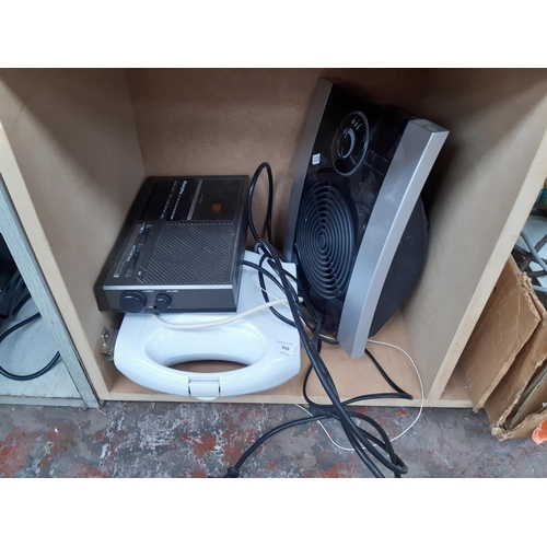 350 - THREE ITEMS TO INCLUDE A COOKWORKS SANDWICH TOASTER, MURPHY ALARM CLOCK RADIO CASSETTE AND A BLACK A... 