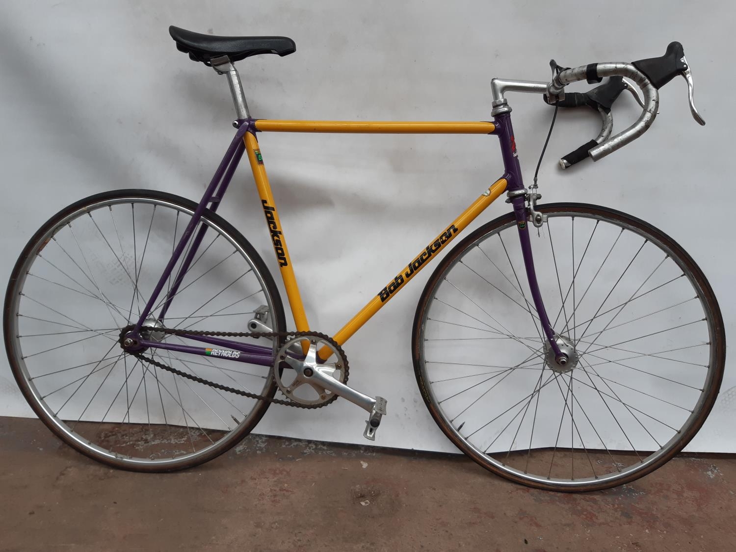 A VINTAGE PURPLE AND YELLOW BOB JACKSON TRACK BIKE WITH 23