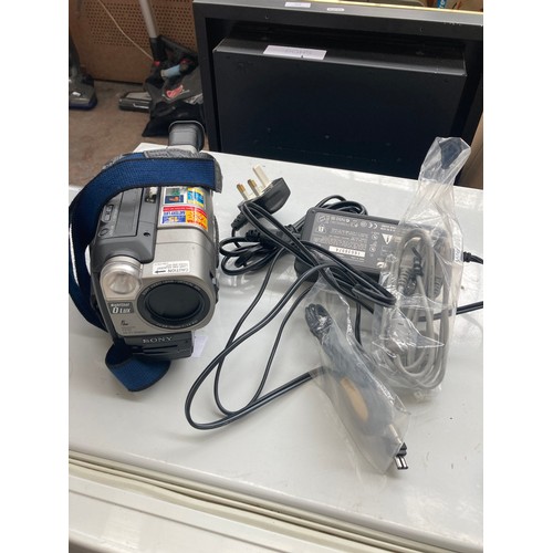 344 - A BOXED SONY CCDTR 913 E HANDYCAM VIDEO CAMERA