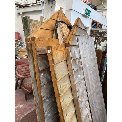 30 - A LARCHLAP FLAT PACKED WOODEN GARDEN SHED - MEASURING APPROX. 47