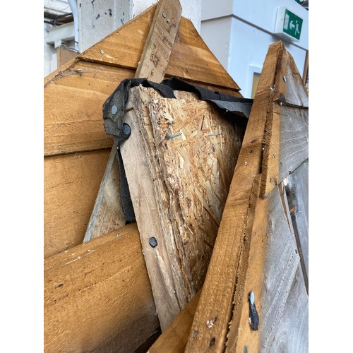 30 - A LARCHLAP FLAT PACKED WOODEN GARDEN SHED - MEASURING APPROX. 47