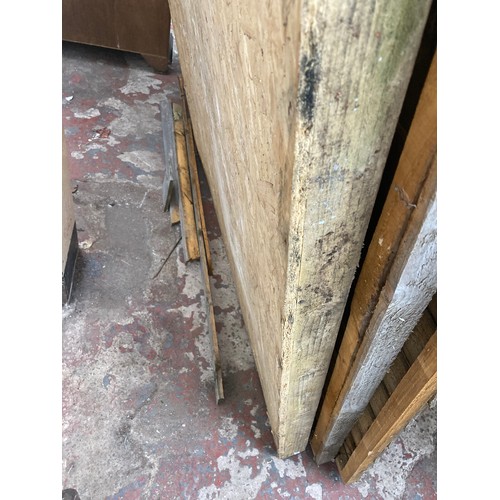 30 - A LARCHLAP FLAT PACKED WOODEN GARDEN SHED - MEASURING APPROX. 47
