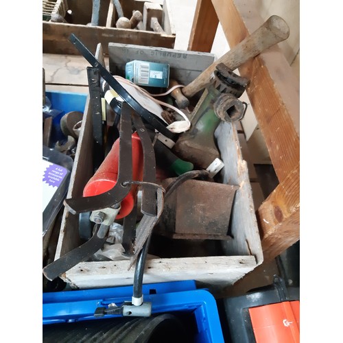 203 - A LARGE MIXED LOT TO INCLUDE BLACKSPUR A4 LAMINATOR, NEW LIGHT BULBS, NEW POWERFIX 1/2